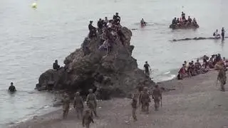 Militares, Policía Nacional y Guardia Civil han tomado el control del arenal ante la llegada masiva de migrantes