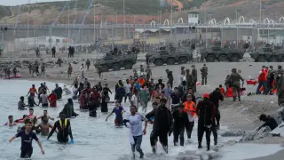 Tanques del Ejército en la playa del Tarajal, en Ceuta, donde miles de inmigrantes han llegado a nado en los últimos días.