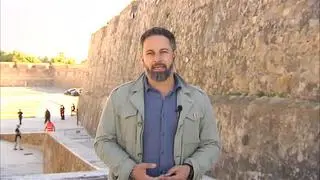 El líder de Vox, Santiago Abascal, ha defendido este miércoles la militarización de las fronteras españolas, la construcción de un "muro infranqueable" con Marruecos en su visita a Ceuta.