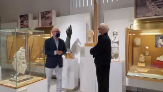 Fernando Sarria, director del Museo de Huesca, con Luis Rabal (d) y entre ellos, la nueva pieza de época romana.