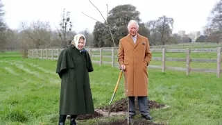 Imagen reciente de la reina Isabel II y su hijo, el príncipe Carlos.