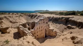 Hallan bajo las dunas de Cabo de Trafalgar una tumba intacta de la Edad de Bronce