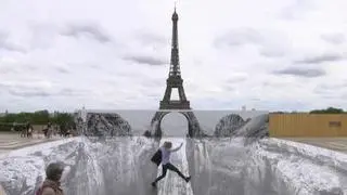 El monumento más famoso de París aparecía ayer rodeado de hielo. La torre Eiffel amanecía con ese barranco helado a sus pies. Como ven, se trata de una ilusión óptica, obra de un grafitero.