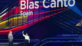 Blas Cantó sobre el escenario del Rotterdam Ahoy donde se celebra Eurovisión 2021