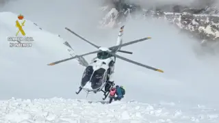 El helicóptero de la Guardia Civil tuvo que realizar una complicada maniobra para evacuar a la esquiadora lesionada en el Aneto.