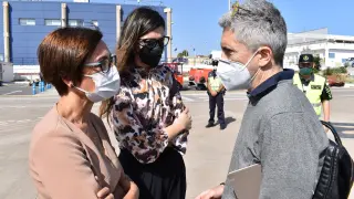 Fernando Grande-Marlaska (c), conversa con la directora general de la Guardia Civil, María Gámez (d), en presencia de la delegada del Gobierno en Melilla, Sabrina Moh Abdelkader,