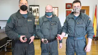 Los integrantes del EBYL de la Guardia Civil, con granadas Breda localizadas en la provincia.
