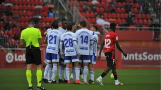 Los jugadores del Real Zaragoza se felicitan tras la consecución del 0-1, obra de Zanimacchia de penalti al inicio del partido.