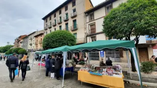 Los comercios de Graus se han ubicado en las céntricas calles del Barranco y Salamero, peatonalizadas para la ocasión.