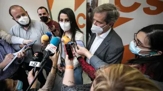 La presidenta de Ciudadanos, Inés Arrimadas, y el coordinador en Aragón, Daniel Pérez Calvo, atienden a los periodistas antes de la ejecutiva regional celebrada este lunes en la sede de Zaragoza.