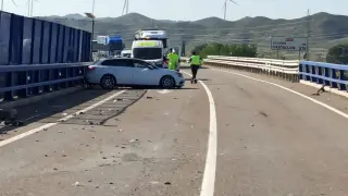 Dos heridos tras una colisión frontal entre dos turismos en El Burgo de Ebro.