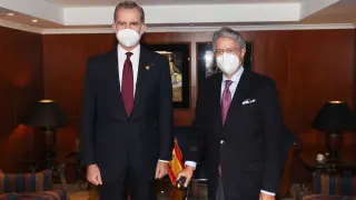Felipe VI junto al presidente electo de Ecuador, Guillermo Lasso, durante una reunión en un hotel de Quito (Ecuador).