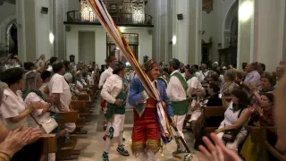 Los Danzantes entran bailando a la basílica de San Lorenzo el 15 de agosto de 2016.