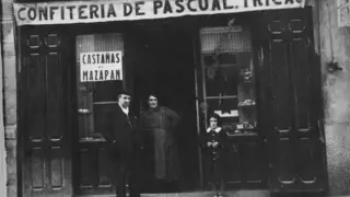 La primera fachada de la Confitería Tricas, en Huesca.