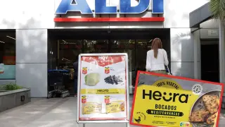 Puerta de un Aldi, en Madrid, y detalle del producto que están vendiendo como "pollo vegetal".