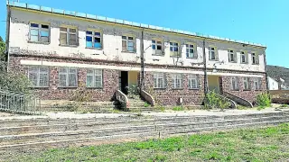 Las antiguas escuelas de Brea llevan décadas sin uso.