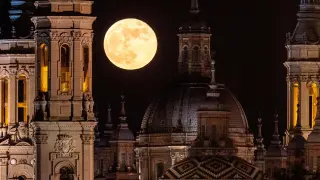 Superluna vista desde el Pilar de Zaragoza