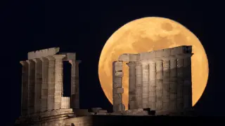 Superluna vista desde la Acrópolis de Atenas