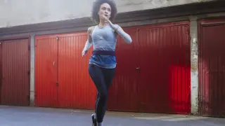 Mujer joven que sale a correr cada mañana para cuidar su salud