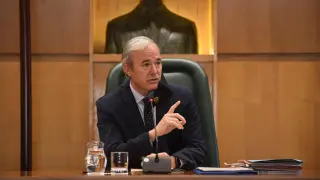 El alcalde de Zaragoza, Jorge Azcón, en el pleno de este viernes.