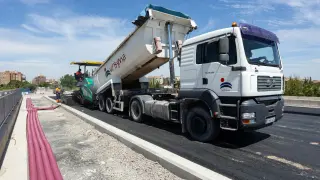 Las obras de asfaltado avanzan a buen ritmo en la avenida de Tenor Fleta de Zaragoza.