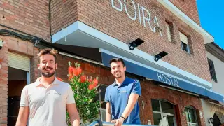 Los hermanos Ariste (Licer, delante, y Mascún, detrás) en el restaurante Boira de Sariñena.