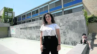 La estudiante Nuria Román, frente a la Facultad de Ciencias Sociales y del Trabajo.