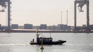 Tareas de búsqueda de los desaparecidos tras volcar un barco en el puerto de Castellón.