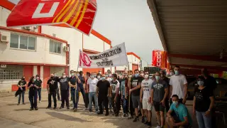Los trabajadores de Adient Calatorao, en huelga, protagonizaron ayer una marcha de protesta hacia el centro del municipio contra la decisión de cerrar la planta de la multinacional.