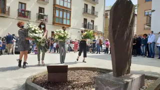 Homenaje en el monumento de Sangüesa, el pasado domingo, a las familias de los policias Julián Embid y Bonifacio Martín asesinados por ETA el 30 de mayo de 2003.