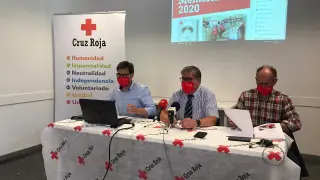 Los tres máximos responsables provinciales de Cruz Roja en Huesca (Sifro González, Juan Rodrigo y Bernardo Más), en la presentación de la memoria de 2020. ntidad correspondiente al año 2020