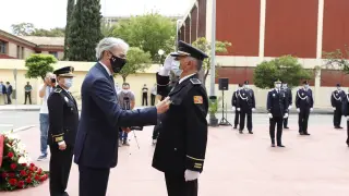 El alcalde de Zaragoza, Jorge Azcón, entrega la Medalla de Oro al Intendente Principal Juan Manuel Maroto