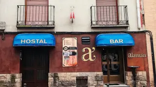 El bar-hostal Alamán está en la calle Mayor de La Puebla de Alfindén.