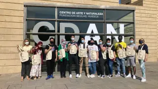 Los alumnos de los talleres ocupaciones de Bolskan con las bolsas conmemorativas a las puertas del CDAN.