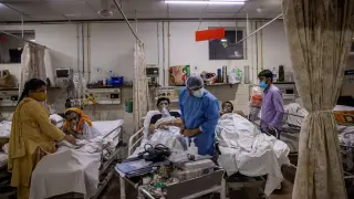 Pacientes de covid en un hospital en La India.