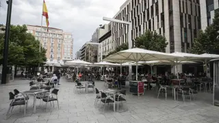 Las terrazas de la plaza España van recuperando parte de su afluencia.