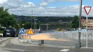 Lugar del accidente en Teruel donde un conductor bebido ha chocado contra un bolardo, una farola y un semáforo.