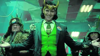 Tom Hiddleston, en el centro, encarna a Loki en la serie.