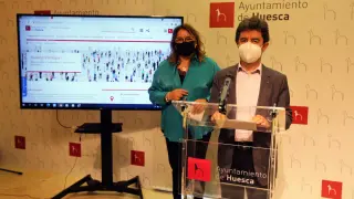 Rosa Serrano y Luis Felipe durante la presentación de la web Huesca Participa.