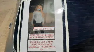 Un cartel pegado a un coche con la fotografía de la joven de 17 años Rocío Caíz, desaparecida en 3 de junio.
