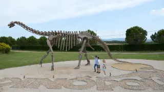 La pasión por los dinosaurios de Daniel de Haro Villarroya –en la imagen junto a sus padres María Jesús y Paco– creció en Dinópolis-Teuel.