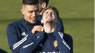Narváez bromea con Chavarría en un entrenamiento reciente.