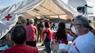 Varias personas acuden a un dispositivo de vacunación contra la covid-19 a cargo de Cáritas y Cruz Roja en Níjar, Almería