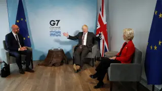Boris Johnson, con Charles Michel y Ursula von der Leyen