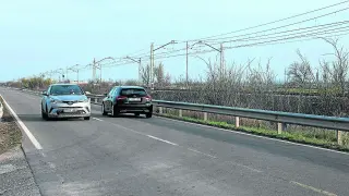 Dos coches se cruzan junto al punto en el que José Raimundo Soria fue atropellado.