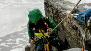 Imagen tomada del vídeo de un agente rapelando para acceder hasta donde estaban los escaladores.