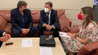 El diputado y la senadora de Teruel Existe, Tomas Guitarte -a la izquierda- y Bea Martín, con el ministro Luis Planas.