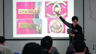 Zhang Chen explica a sus alumnos qué detalles delatan un bolso de Chanel falso.