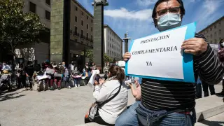 Concentración en Zaragoza para reclamar la puesta en marcha de la prestación aragonesa complementaria.