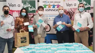 Martín Martín entrega mascarillas solidarias a Aspanoa